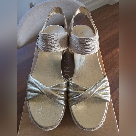 Vionic - Darla - New With Box - Picture 3 of 8